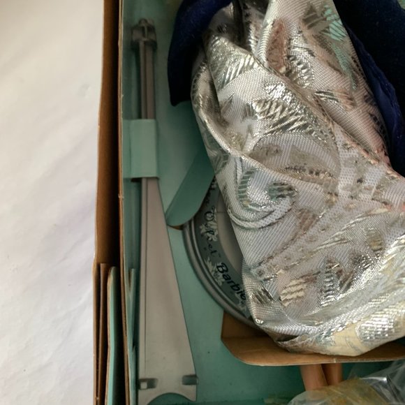 Barbie Winter Velvet Special Edition (Mattel 15571, 1995) - NIB - Picture 5 of 11